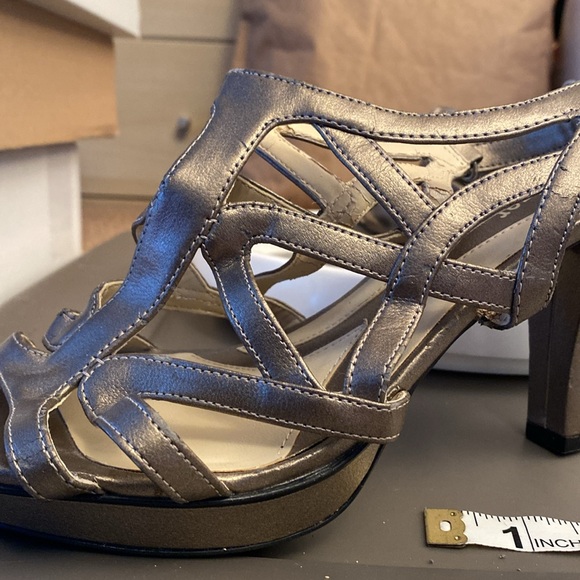 Naturalizer 8.5M pewter heels 4” - Picture 10 of 14